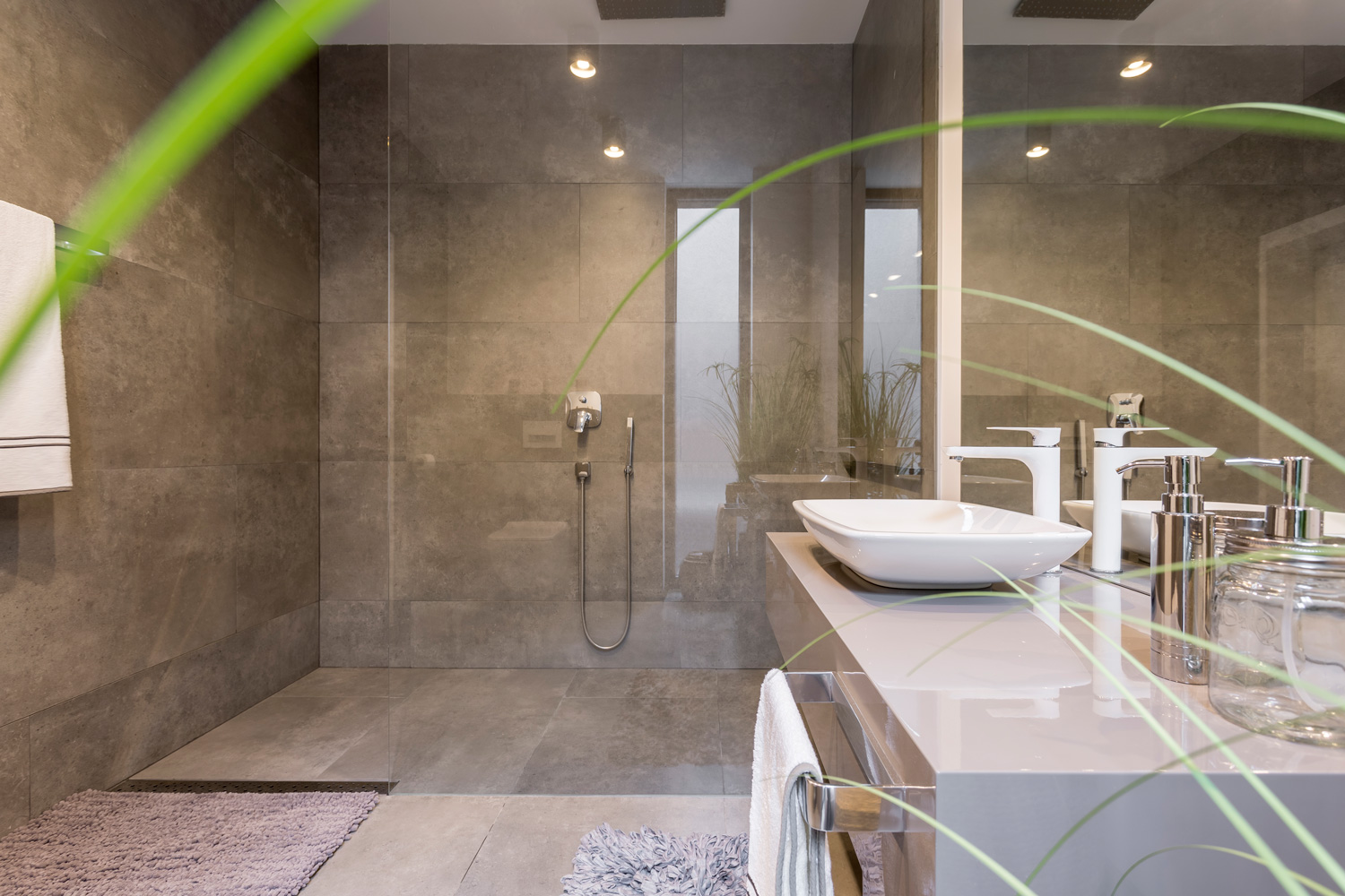 Eksklusiv dusjvegg Oslo fra Norsk Kunstglass AS – gir badet et stilrent og moderne uttrykk