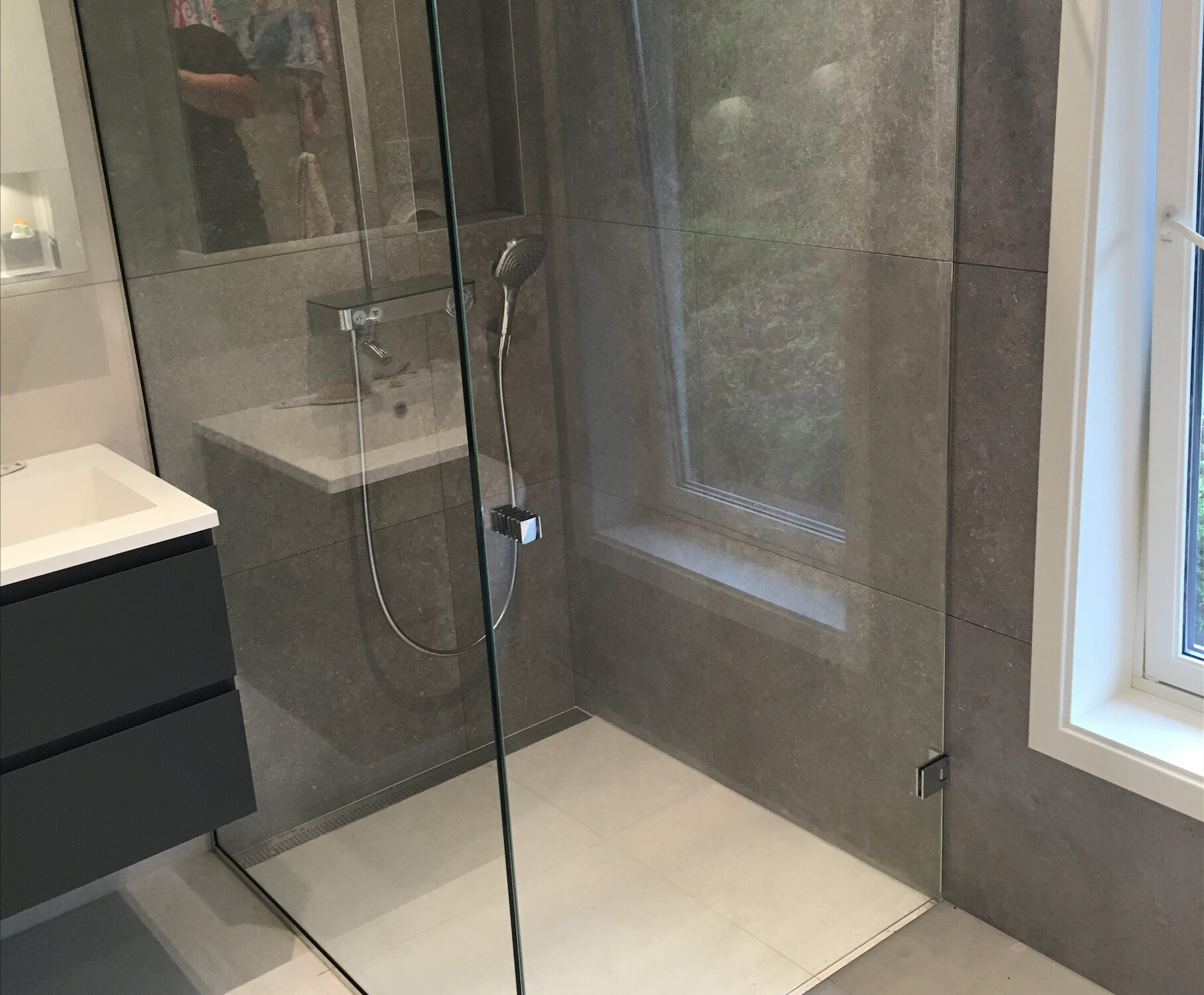 Skreddersydd dusjvegg Oslo fra Norsk Kunstglass AS - moderne og elegant glassløsning til badet ditt.